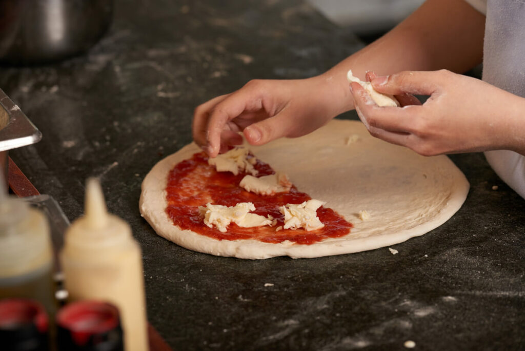 ¿Cuánto queso lleva una pizza?