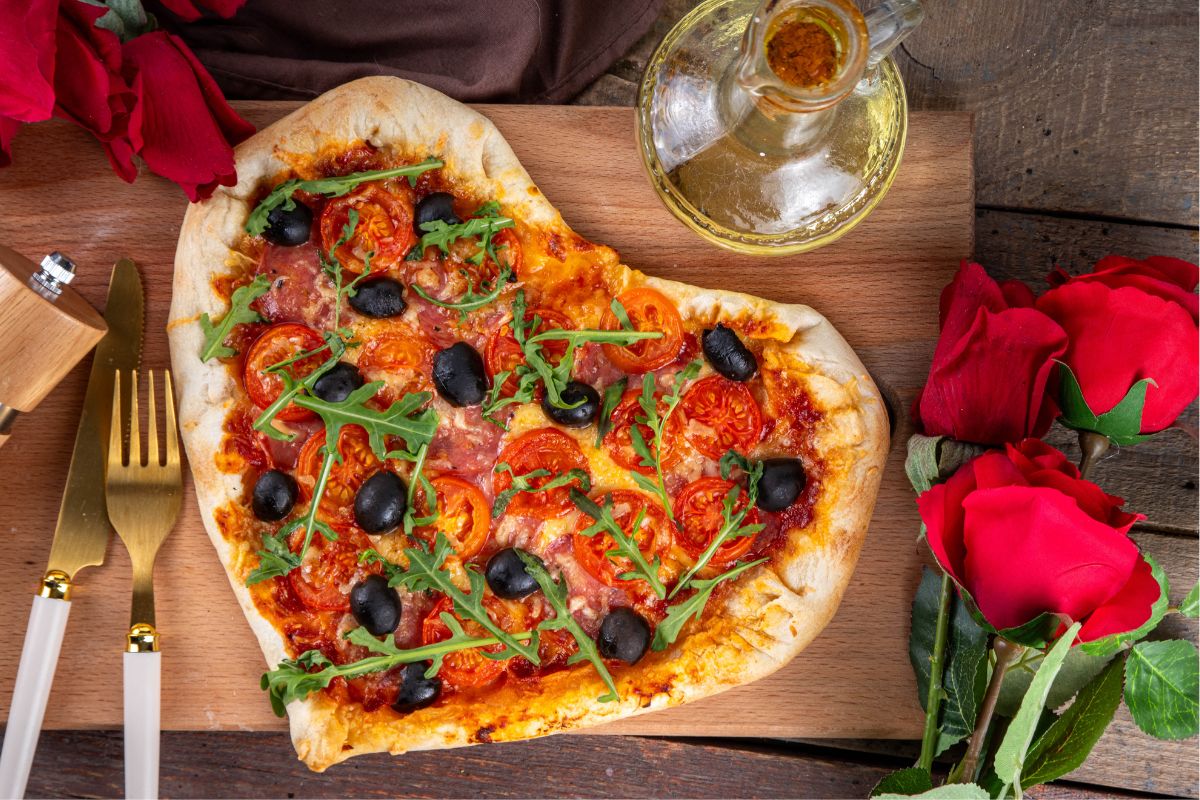 Sorpéndele haciendo tu propia pizza con forma de corazón